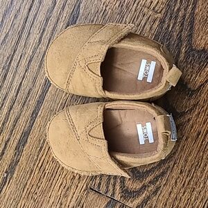 Tom's infant shoes